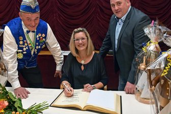 Dieses Ehrenamtstrio macht Betrieb für Oederan - Zum 15. Mal ist 2023 der Ehrenamtspreis der Stadt Oederan an drei engagierte Mitbürger vergeben worden. Bianca Clauß trägt sich mit Uwe Krasselt, links und Peter Merker, rechts, in das Goldene Buch der Stadt
