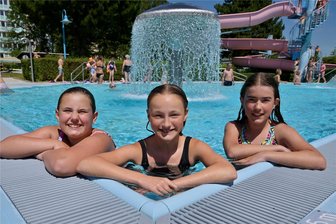 Dieses Freibad im Erzgebirge gibt es seit 100 Jahren - Die Lugauerinnen Hanna Würkert, Melody Nötzel und Cecilia Trummer (v. l.) freuen sich im Sommer, das Lugauer Freibad nutzen zu können.