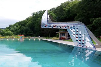 Dieses Freibad im Vogtland bekommt eine einzigartige Attraktion: „Das ist wie Springen - nur andersherum“ - Eine Kletterwand, die ins Becken hineinragt, soll auch in Rebesgrün entstehen. Der Kletterspaß ersetzt das Sprungbrett. Die Firma Waterclimbing aus Nürnberg stellt die Wände her.
