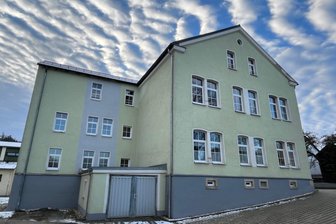Dieses Haus im Vogtland wird wieder zur Baustelle - Die Gemeindeverwaltung in Bobenneukirchen. Bald wird am Dach gebaut