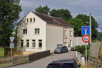 Dieses Haus will die Stadt Glauchau verkaufen - In dem Gebäude Schulstraße 1 in Reinholdshain ist unter anderem die Ortschaftsverwaltung untergebracht.