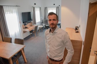 Dieses Hotel im Vogtland ist erneut Gästeliebling - Tobias Werner, Geschäftsführer und Hoteldirektor vom Hotel Tannenhaus in Schöneck. Das Bild zeigt ihn in einer der zwei Suiten in der Tannenhütte.
