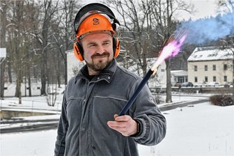 Dieses Jahr noch kein Silvesterfeuerwerk aus Freiberg - Anton Meng, Produktionsleiter bei der FKF Feuerwerks Kultur Fabrik in Freiberg, führt den Prototypen einer Bengalfackel vor.