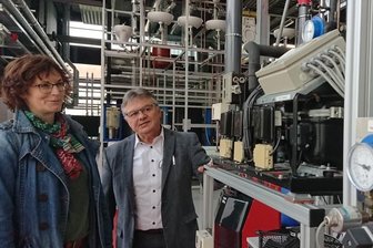 "Dieses Jahr waren es null Leute" - Nicole Lauckner und Professor Mario Reichel in der Laborhalle der Gebäude-, Energie- und Klimatechnik. Hier stehen sie vor der Kühlzelle, die Temperaturen bis minus 33 Grad Celsius erzeugen kann.