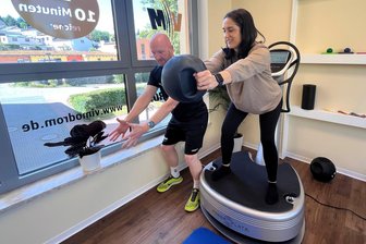 Dieses neue Fitnessstudio versetzt Reichenbach in Schwingungen - Studioleiter Thomas König gibt Josephin Förster vom benachbarten Sanitätshaus Reha-aktiv Hilfestellung bei einer Übung auf der Vibrationsplatte.