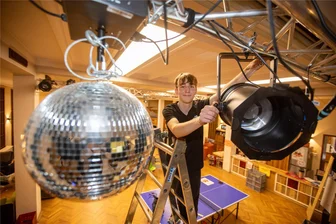 Dieses Plauener Festival ist kostenlos, wird von Jugendlichen organisiert und kommt ganz ohne Bier aus - Marek Dreihaupt ist Mitglied im Markuskeller und in diesem Jahr für die Lichttechnik verantwortlich.