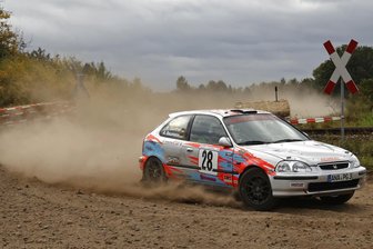Dieses Rallye-Team aus dem Erzgebirge macht im Havelland den ersten Pokal perfekt - Pierre Günther und Axel Baumann vom MC Grünhain haben den ADMV-Rallye-Pokal 2025 gewonnen.