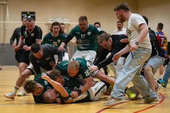 „Dieses Spiel kann man schwer verdauen“: Claußnitzer Handballer mit emotionalem Schlussakkord - Nach dem Claußnitzer Siegtreffer gab es beim Team kein Halten mehr.