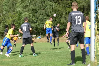 Dieses Team geht mit weißer Weste ins Achtelfinale des Fußball-Erzgebirgspokals - In der ersten Hauptrunde sorgten die Dittmannsdorfer (gelbe Trikots) mit ihrem 3:2-Sieg gegen Oelsnitz für eine faustdicke Überraschung.
