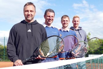 Dieses Tennis-Team aus dem Erzgebirge ist noch ungeschlagen - Eilen für den TC Marienberg aktuell von Erfolg zu Erfolg: Markus Tost, Riccardo Seifert, Stefan Seifert und Lukas Ullmann (von links).