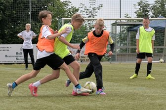 Dieses Trainingscamp für Fußballtalente im Erzgebirge verfügt über Strahlkraft bis ins Pflegeheim - Im Trainingscamp des NSV gaben auch Matteo Kramer, Eliah Junghans und Yannick Schmidt (v. l.) ihr Bestes.