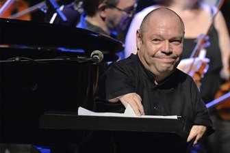 Dieses Wochenende hat es in sich: Reihenweise Feste und bekannte Namen im oberen Vogtland - Einer der namhaftesten Bassbaritone der Welt: Thomas Quasthoff gastiert am Sonntagabend mit seinem Trio zu den 20. Internationalen Jazztagen im König-Albert-Theater Bad Elster.