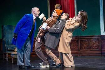 Diesjährige Weihnachtsgeschichte im Theater Chemnitz: Aktuell wie nie - Der grimmige Scrooge (Christian Ruth) und die Spendensammler (Wenzel Schneider, Chris Malte Klötzer, Charlotte Hovenbitze) in „A Christmas Carol“