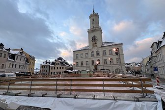 Diesmal gibts wieder richtiges Eis: In Schneeberg startet die Eisarena - Am Freitag liefen noch die Aufbauarbeiten für die Eisarena. Am Sonntag soll sie eröffnet werden.