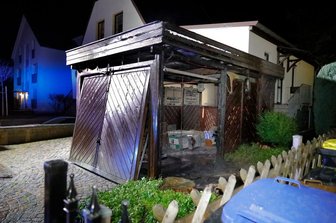 Diesmal in Adelsberg: Erneut Carport und Mülltonnen in Brand -