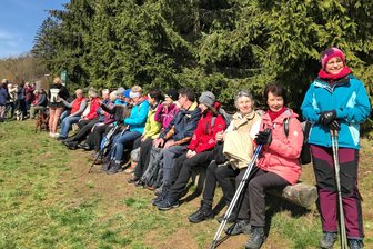 Diesmal Reichenbach: Vogtland erhält erneut Zuschlag für großen Wandertag - Die Karfreitagswanderung mit „Freie Presse“-Redakteur Thorald Meisel - im Foto 2023 bei Zwota - ist beliebt. Die nächste Auflage (8 Kilometer) gibt es am 29. März, ab 9 Uhr, ab Deutscher Raumfahrtausstellung Morgenröthe-Rautenkranz.