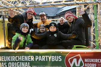 Diesmal sogar mit Flammenwerfer: Weihnachtsmobil rollt durchs Erzgebirge - Sind im Weihnachtsmobil mitgefahren: (hinten v. li.) Susann Arnold, Martin Naumann, Nico Dittmann und Michéle Fankhänel und die Kinderbürgermeister Miles, Luca und Til.