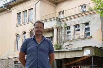 Dietel-Villa in Wilkau-Haßlau hat wieder eine Zukunft - Marko Kaufmann hat die über 100 Jahre alte Villa an der Parkstraße in Wilkau-Haßlau gekauft. In den nächsten Jahren soll sie vor dem Verfall gerettet, saniert und wieder bezogen werden. 