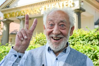 Dieter Hallervorden: Ein Leben zwischen Klamauk und Charakterrollen, Kontroversen und großem Applaus - Dieter Hallervorden vor seinem Schlosspark-Theater in Berlin. Der Komiker, Intendant und Schauspieler feiert am 5. September seinen 90. Geburtstag.