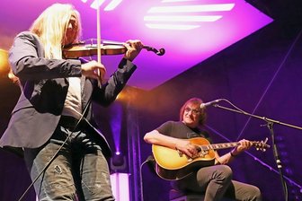 Dieter "Maschine" Birr auf Tour: Unvergängliche Songs im Freiberger Schlosshof - Im Zusammenspiel mit Dieter "Maschine" Birr (r.) zeigte Uwe Hassbecker seine Talente nicht nur an den Gitarren, sondern auch auf der Violine.
