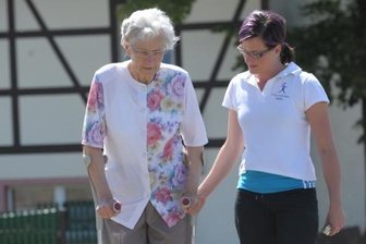 Diethensdorf/Burgstädt: Diagnose Parkinson verändert Leben - Zweimal pro Woche wird Juliane Funke (links) von Physiotherapeutin Madleen Hugel besucht, die ihr beim Laufen und motorischen Übungen hilft. In einer Selbsthilfegruppe will die 81-Jährige Gleichgesinnte treffen.