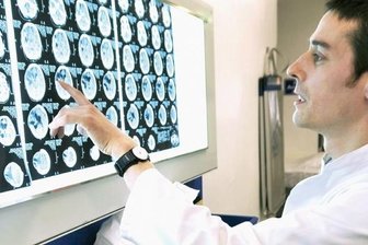 Diffuse Angst - Ist der Patient tot? Entscheidend ist, ob Groß- und Kleinhirn sowie Hirnstamm endgültig, nicht behebbar ausgefallen sind. Doch seine Organe könnten noch Leben retten.
