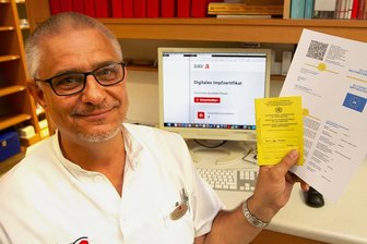 Digital-Impfpass: Mancherorts im Vogtland gibt's Ansturm in den Apotheken - Uwe Bauer von der Plauener Concordia Apotheke stellte sich gestern selbst einen digitalen Impfpass aus. Es folgten zahlreiche weitere Interessenten. Bevor er diese via Computerprogramm registrierte, musste er zunächst die Echtheit der gelben Ausweise prüfen. "Manche fallen fast auseinander. Das sind wohl keine Fälschungen."