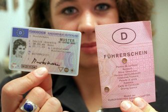 Digital zum Führerschein in Mittelsachsen: Wann soll es losgehen? - Die rosa Zeiten sind vorbei. Allein 2024 wurden in Mittelsachsen rund 9400 Führerscheine umgetauscht (Symbolbild).