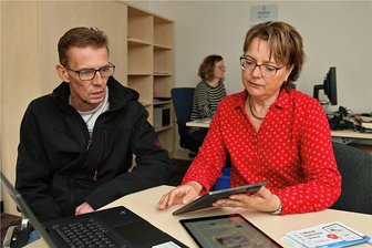 Digitalabo: Aktionstag in Rochlitz - Mitarbeiterin Iris Weißbach erklärt Ronny Heinke aus Geringswalde, was die "Freie Presse" digital zu bieten hat. 