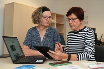 Digitale Angebote der Heimatzeitung in Rochlitz vorgestellt - Am Dienstag wurde das Digital-Angebot der „Freien Presse“ in Rochlitz vorgestellt. Den Beratungstag nutzte Rommy Sieber (re.), um sich bei Anett Hofmann über das Digital-Abo zu informieren.