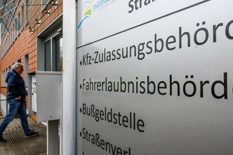 Digitale Anträge und lokale Servicestellen: Mittelsachsens Behörde kommt Bürgern entgegen - Bisher muss man zur Abholung eines neues Führerscheins in die Führerscheinstelle Döbeln kommen.