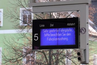 Digitale Anzeigetafeln im Erzgebirge verweisen auf gedruckte Fahrpläne – Änderung offenbar so schnell nicht in Sicht - Dieser Schriftzug leuchtet an fast allen Anzeigetafeln am Busbahnhof in Schwarzenberg.