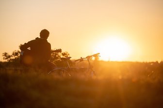 Digitale Auszeit: Warum "Granny-Hobbys" dem Gehirn guttun - Hobbys, die die Sinne ansprechen: Viele genießen in ihrem von digitalen Medien geprägten Alltag besonders analoge Freizeitbeschäftigungen.