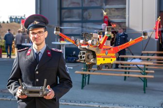Digitale Einsatzunterstützung: Hightech-Drohne plus Fahrzeug für Feuerwehr im Erzgebirge - Michel Mehnert gehört zu den Drohnenpiloten der Feuerwehr Gebirge.