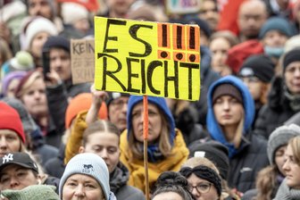 Digitale Gewalt, Empörung und Fragen der Selbstermächtigung: Was die Debatte um den Fall Ulmen/Fernandes offenlegt - Die Solidarität mit Collien Fernandes hat zu Demonstartionen geführt, wie hier Ende März in München.