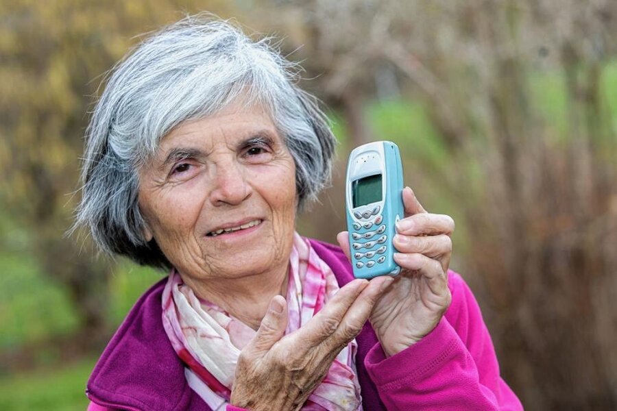 Digitale Hürden erschweren 49-Euro-Ticket im Erzgebirge - Hella Schmidt (80) hat ein Handy, aber kein Smartphone und keinen Internet-Zugang. Damit kann sie das 49-Euro-Ticket nicht kaufen. Es gibt Kritik, dass das Ticket im Erzgebirge nur digital buchbar sein soll.