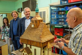 Digitale Hutznstube Klein-Erzgebirge - Im Schnitzerheim des Klein-Erzgebirges ließ sich Minister Thomas Schmidt von Horst Drichelt die Modelle erklären. 