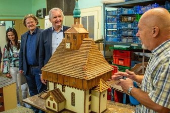 Digitale Hutznstube Klein-Erzgebirge - Im Schnitzerheim des Klein-Erzgebirges ließ sich Minister Thomas Schmidt von Horst Drichelt die Modelle erklären. 