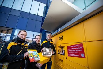 „Digitale Postfiliale“ geht im Plauener Elster-Park an den Start - Vincent Ackermann, Regionaler Politikbeauftragter, Eric Hoffmann, Fachbereichsleiter Jugend und Soziales der Stadt Plauen, und Stefan Friedl, Deutsche-Post-Niederlassungsleiter für den Bereich Zwickau, gaben am Dienstag das erste Paket auf.