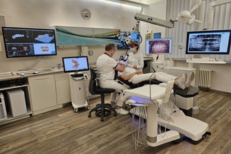 Digitale Revolution beim Zahnarzt: Die Krone kommt jetzt aus der Cloud - Zahnarzt Dr. Conrad Kühnöl scannt in seiner Praxis in Dresden zuerst das Gebiss der Patientin. Foto: Lysann Margraf
