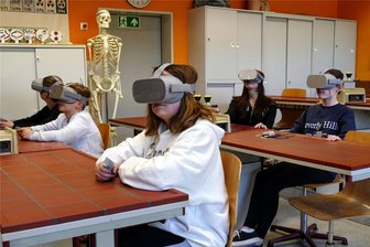 Digitale Schulen im Erzgebirge: Penis aus dem 3-D-Drucker und Exkursion mit der VR-Brille - An der Gelenauer Schule kommt die VR-Brille beispielsweise im Biologie-Unterricht zum Einsatz, um etwa einen Bienenstock von innen zu erkunden.