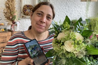 Digitaler Blumen-Kettenbrief via Whatsapp auch im Vogtland unterwegs: Was sagt diese Blumenhändlerin dazu? - Katja Löffler liebt und verkauft Blumen. Ein Kettenbrief ist auch in ihrem Laden Thema.
