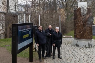 Digitaler Erinnerungsort am Wendedenkmal in Plauen eingeweiht - OB Steffen Zenner (Mi.), Initiator Sebastian Höfer (li.) und Kai-Michael Sprenger enthüllten den Monitor.