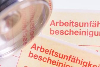 Digitaler Krankenschein erhöht Druck auf Mediziner - Der gelbe Schein soll bald ausgedient haben. Aber noch klappt die elektronische Weitergabe des Krankenscheins nicht zu allen Kassen.