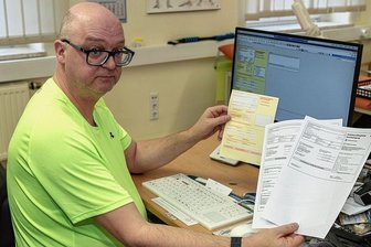 Digitaler Krankenschein sorgt für Frust bei Medizinern im Vogtland - So viel Zettelkram, nämlich 2 A4-Ausdrucke, verursacht der elektronische Krankenschein noch, sagt der Auerbacher Hausarzt Steffen Heidenreich. Der gelbe Schein (links) sei da papiersparender.