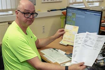 Digitaler Krankenschein sorgt für Frust bei Medizinern - So viel Zettelkram, nämlich zwei A4-Ausdrucke, verursacht der elektronische Krankenschein noch, sagt der Auerbacher Hausarzt Steffen Heidenreich. Der gelbe Schein (links) sei da papiersparender. 