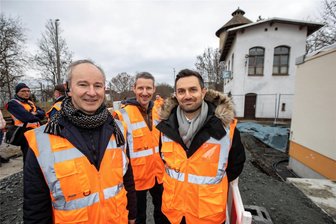 Digitales Stellwerk kommt im Turbo-Tempo: Warum Bahnexperten jetzt auf Plauen schauen - Sehen nach erfolgreichem Testlauf des digitalen Stellwerks in Plauen stolz und zuversichtlich auf das „Schnellläuferprojekt Gera-Weischlitz“: Geschäftsführer Alessandro de Grazia (rechts), Bauleiter Roland Bänsch (links) sowie Benjamin Gutmann von der Firma Hitachi Rail STS.