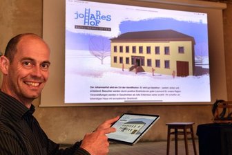 Digitales Zeitalter erobert alten Gasthof in Bockendorf - Ringo Grombe im Saal im Johanneshof in Bockendorf. Die moderne Technik hat längst Einzug gehalten. Auch Videokonferenzen lassen sich bequem steuern.