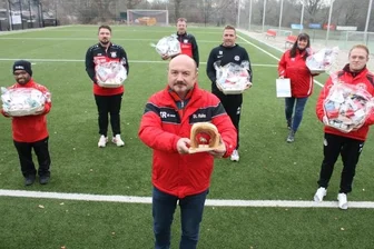 Digitalisiertes Training bringt Urkunde ein - Lok Plauen steht für eine hervorragende Jugendarbeit. Im vergangenen Jahr nahm das Nachwuchsteam um Vereinschef Steffen Hahn (vorn Mitte) den "Stein im Brett" für exzellentes Engagement entgegen. 
