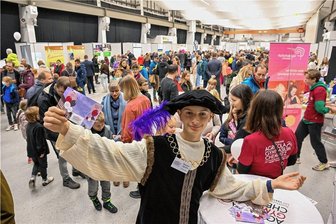 Digitalisierung, Profile, Unterrichtsausfall: Mehr als zweitausend Besucher auf Chemnitzer Bildungsmesse - Mit originellen Aktionen versuchten zur Chemnitzer Bildungsmesse die Schulen und Gymnasien der Stadt, die Aufmerksamkeit der Besucher auf ihre Angebote zu lenken. Hier Tristan Kober, Schüler einer 8. Klasse am Agricola-Gymnasium, der den Namensgeber seiner Schule verkörperte. 